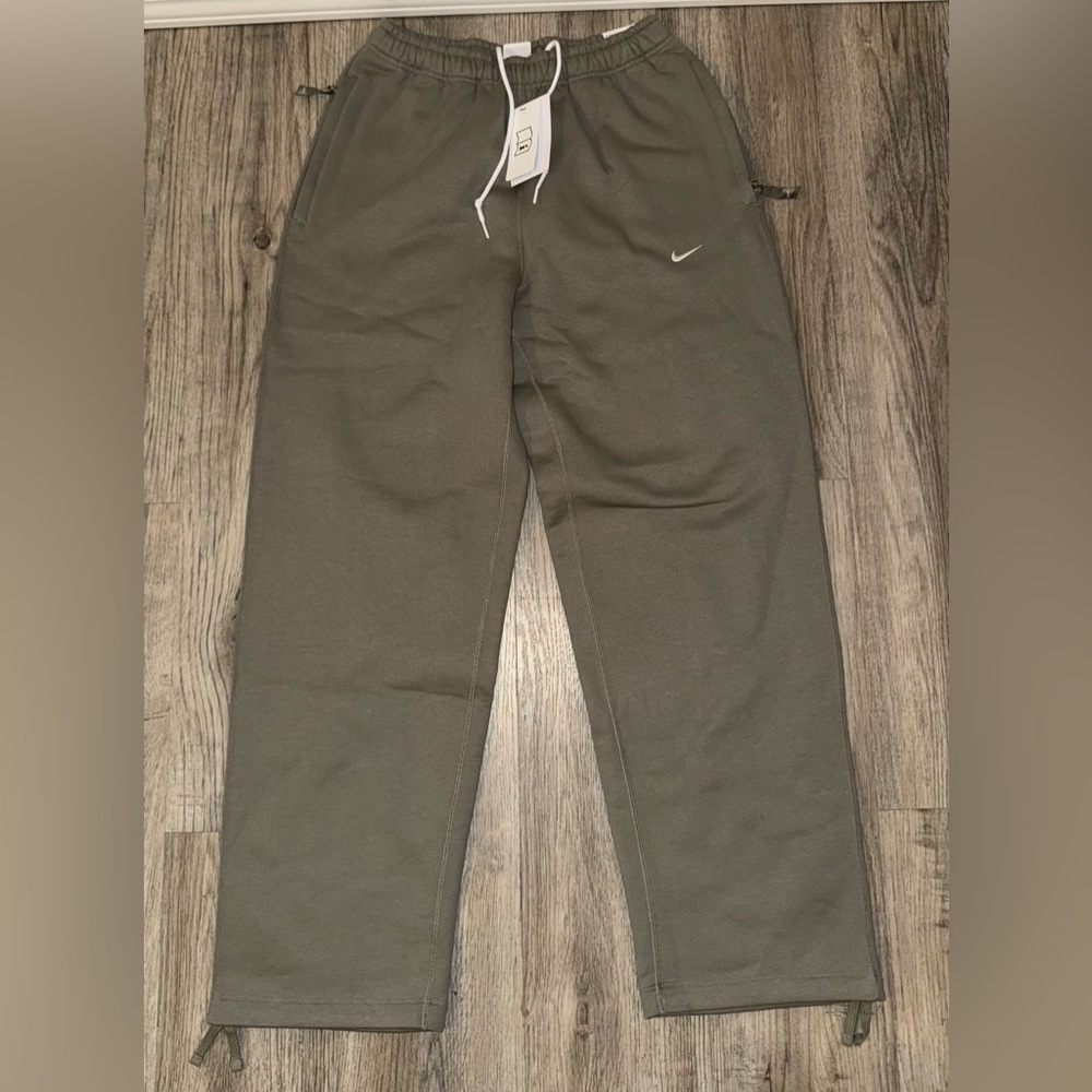 Nike Solo Swoosh
Men's Open-Hem Fleece Pants FN3342-320